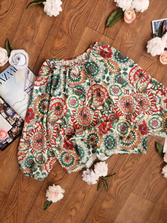 Яскрава блузка вільного фасону