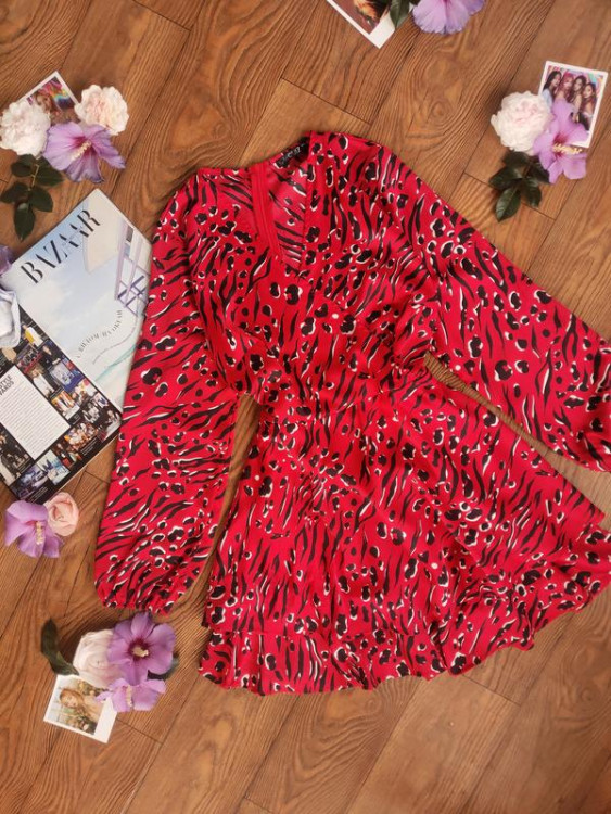 Яскраво червона сукня