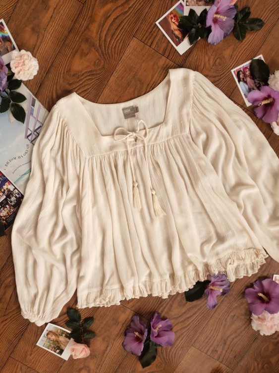 Ніжна жіноча блуза кольору беж