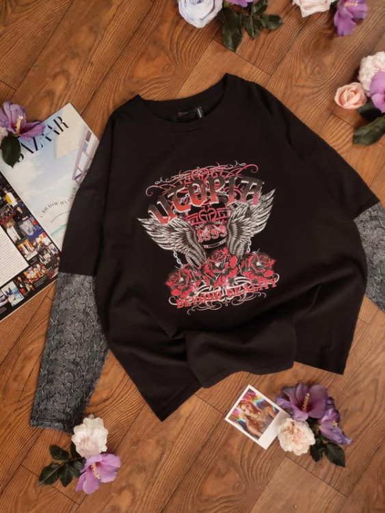 Жіночий лонгслів з рукавами зі зміїним принтом