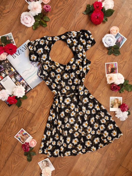 Сукня з ромашками та вирізом на спині