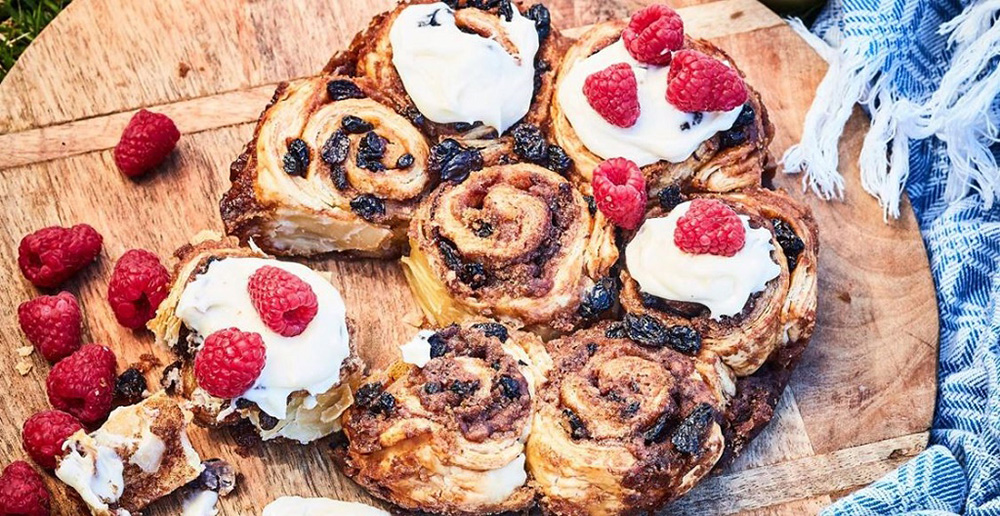 булочки с глазурью и ягодами