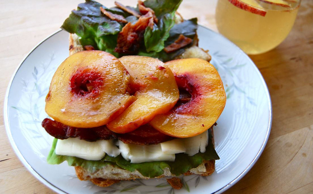 Легкий бутерброд с персиком и беконом