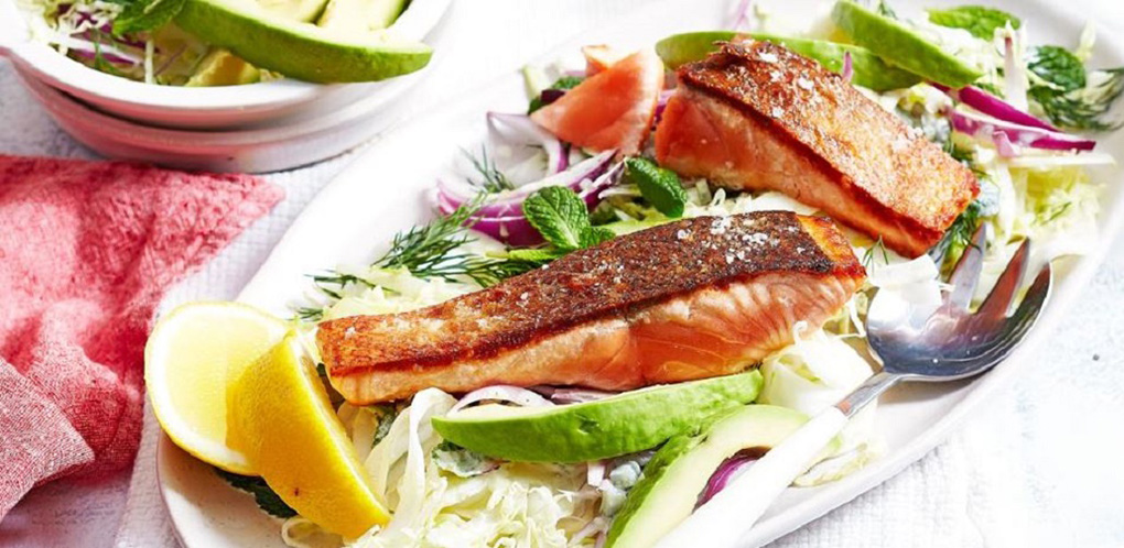 Хрустящий лосось с салатом из капусты и соусом из огурцов Хрустящий лосось с салатом из капусты и соусом из огурцов