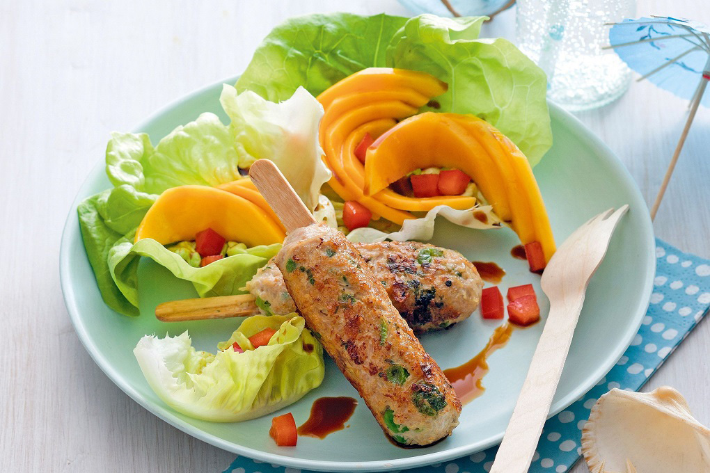 Курица на палочках на гриле с салатом из авокадо