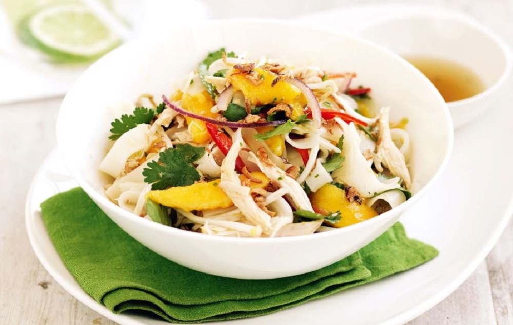 Куриный салат с лапшой