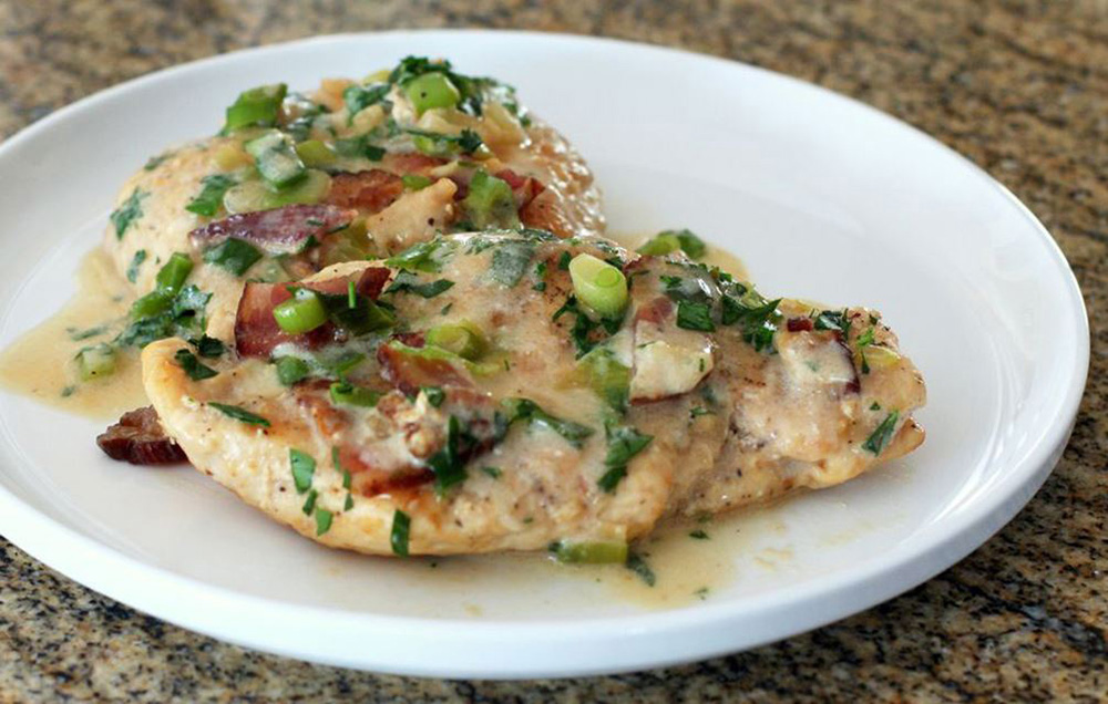 Курица с беконом и сметаной.