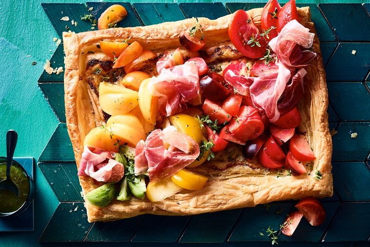 Открытый пирог с ветчиной.