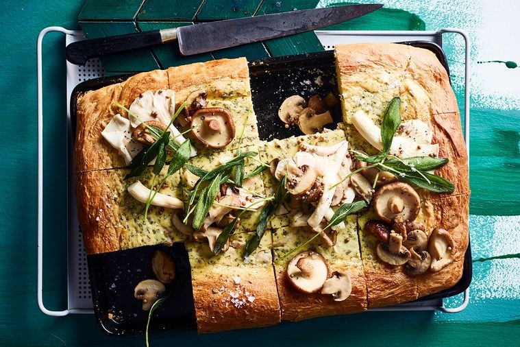 Пирог из курицы и шалфея с маринованными грибами.