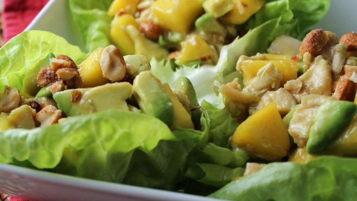 Салат из курицы, авокадо и манго.