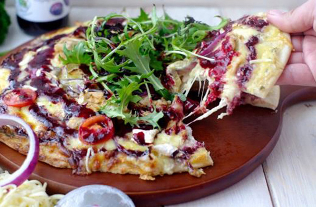 Курица, Бри и сливовая пица