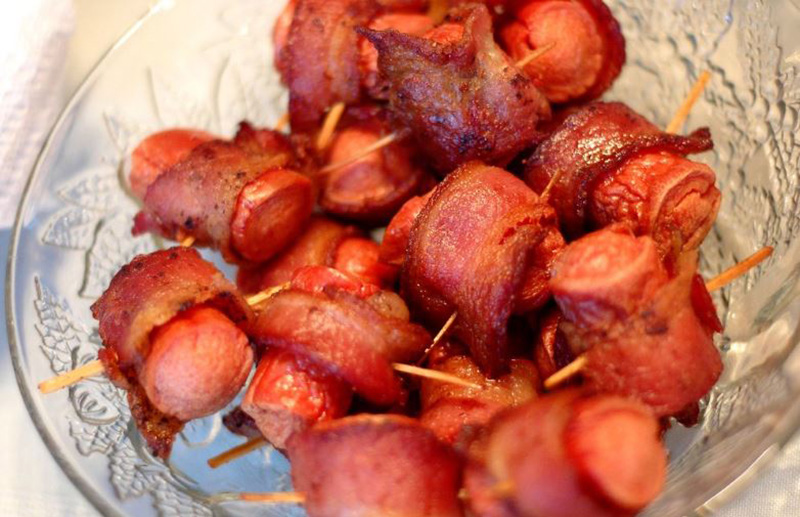 Сосиска в беконе. Сосиска в беконе.