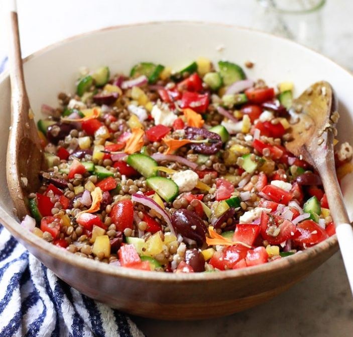 Средиземноморский салат из чечевицы.