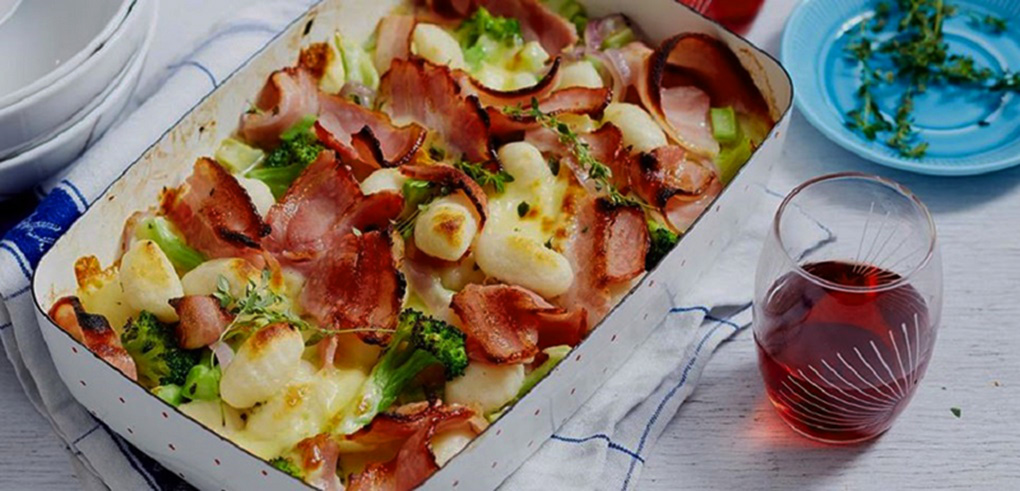 Сырные ньокки запечённые с беконом и брокколи