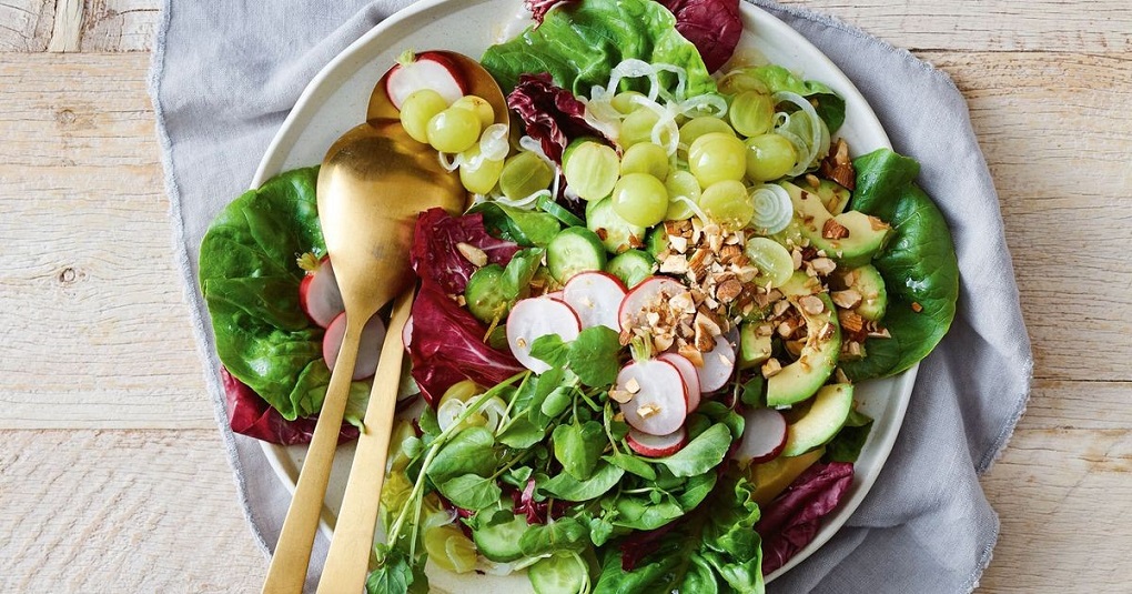 Зеленый салат с виноградом.